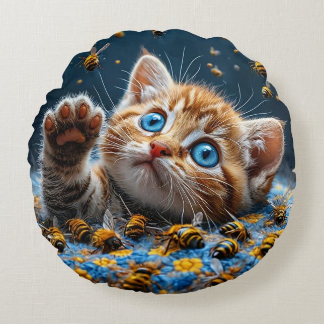 Cojín Redondo Gatito Adorable Interactuando con Abejas (Anverso)