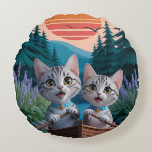 Cojín Redondo “Gatitos aventureros al atardecer – Gato adorable