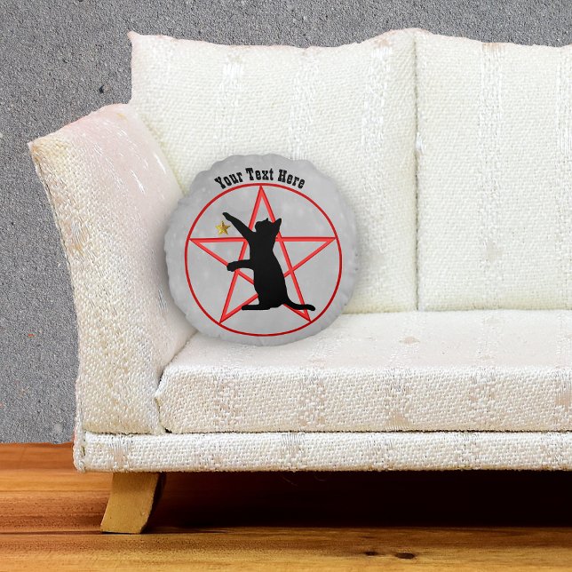 Cojín Redondo Gato negro espeluznante sobre estrella de oro pent (Spooky black Cat Silhouette on red pentagram in circle on light grey decorative throw pillow.)