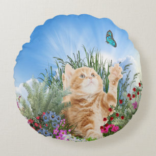 Cojín Redondo Ginger kitten jugando con una mariposa