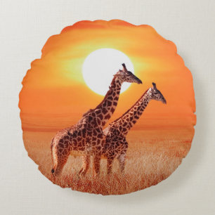 Cojín Redondo Giraffe en la sabana africana contra el agua