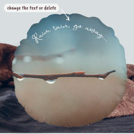 Cojín Redondo Gotas de lluvia en una rama de árbol