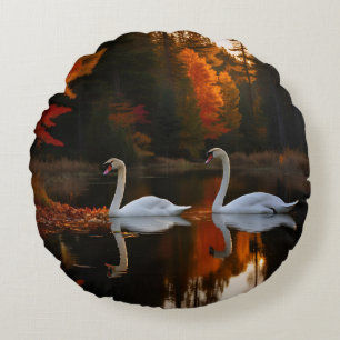 Cojín Redondo Graceful White Swans Gliling a lo largo del estanq
