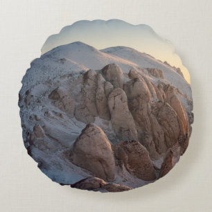 COJÍN REDONDO GRANDES FORMACIONES ROCAS CUBIERTAS DE NIEVE