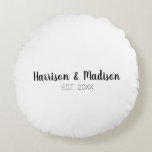 Cojín Redondo Guion personalizado nombres de parejas boda<br><div class="desc">Almohada redonda Guion personalizado nombres de parejas boda negro y blanco</div>