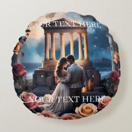 Cojín Redondo Hermosa novia y novio parados a orillas del mar