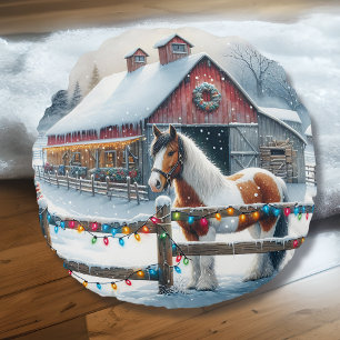 Cojín Redondo Hermoso caballo en una granja de Navidad personali