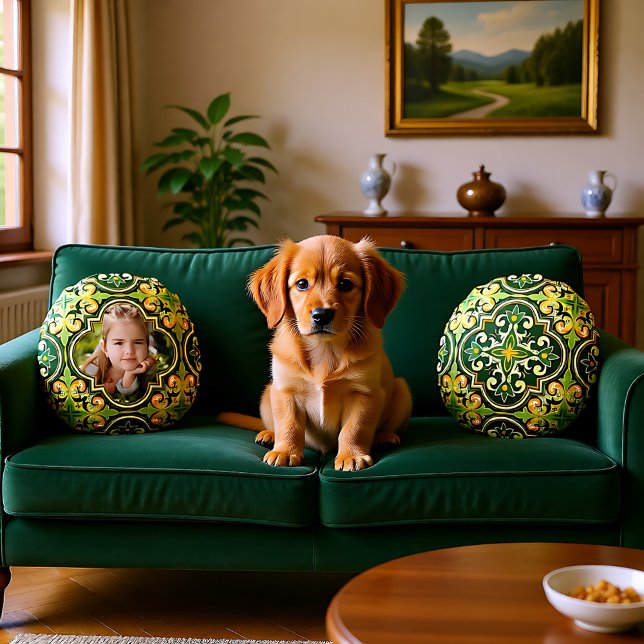 Cojín Redondo Hermoso olivo y azulejos amarillos, foto personali (Beautiful olive and yellow Azulejos, custom photo Round Pillow)