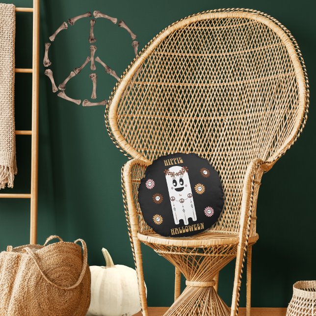 Cojín Redondo Hippie Halloween Ghost Round Pillow (Hippie Halloween Cute Ghost Round Throw Pillow on Rattan chair.)