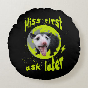 Cojín Redondo Hiss First Ask Later Divertido Humor de Zarigüeya