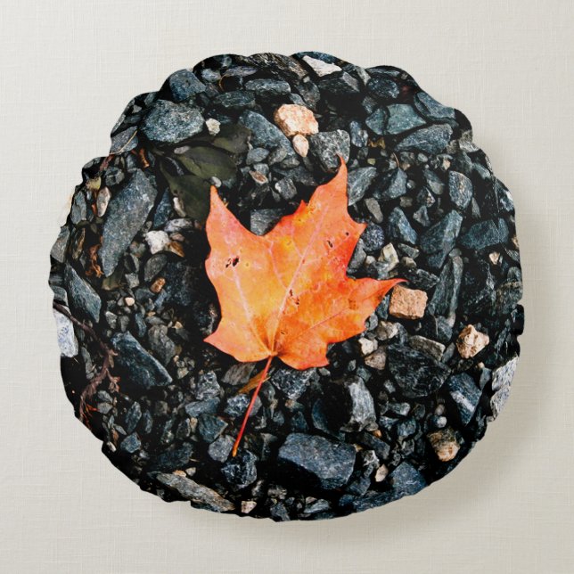 Cojín Redondo Hoja de otoño naranja sobre rocas negras (Anverso)