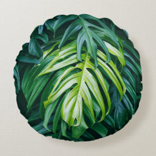 Cojín Redondo Hojas tropicales: fondo de la naturaleza oscura.