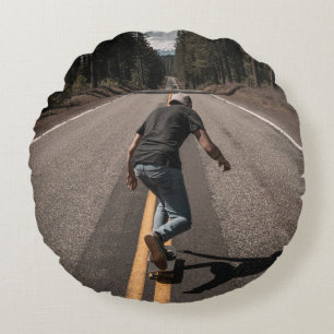 Cojín Redondo Hombre jugando al patinaje en la carretera por la 