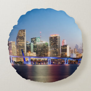 Cojín Redondo Horizonte iluminado de Miami céntrica en la
