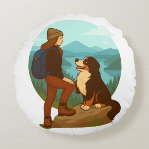Cojín Redondo Ilustración de aventura de niña y perro de montaña
