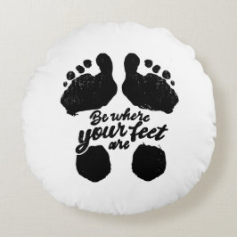 Cojín Redondo Impresión en blanco y negro "Be Where Your Feed"