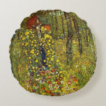 Cojín Redondo Jardín de granja con Crucifijo por Gustav Klimt<br><div class="desc">Jardín de granja con Crucifijo (1911/1912) de Gustav Klimt es un simbolismo de la época victoriana vintage de la pintura religiosa de arte fino. Una escena natural con una variedad de flores alrededor de un crucifijo con Jesucristo en un jardín en una granja. Sobre el artista: Gustav Klimt (1862-1918) fue...</div>