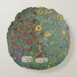 Cojín Redondo Jardín de granja con girasoles por Gustav Klimt<br><div class="desc">Trae la belleza de la famosa pintura de Gustav Klimt a su casa con nuestro jardín de granja con almohada de girasoles. Con detalles sorprendentemente complejos y colores vivos, esta almohada es la adición perfecta a cualquier espacio vital. La impresión de alta calidad capta la esencia de las obras de...</div>