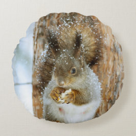 Cojín Redondo La ardilla suave en un paisaje invernal