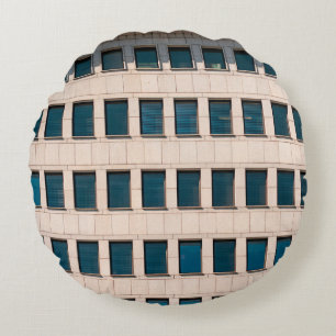 Cojín Redondo La fachada del edificio moderno de forma rectangul