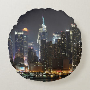 Cojín Redondo La luna sube sobre el Midtown Nueva York.
