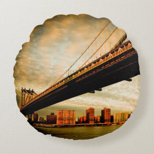 Cojín Redondo La opinión del puente de Manhattan del lado de