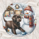 Cojín Redondo Labrador Navidad perro acribillador de snowman<br><div class="desc">Le presentamos la combinación perfecta de su decoración de vacaciones - nuestras almohadas de Navidades Labrador Retriever! Estas almohadas están disponibles en labrador negro, amarillo o chocolate y son imprescindibles para cualquier amante del perro. Podrá elegir entre acogedoras escenas de chimenea, alegres cachorros en la nieve, o festivos perros labradores...</div>