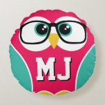 Cojín Redondo Lechuza Monogramo Cubierta Con Gafas Redonda De Al<br><div class="desc">Búho monocírico lindo y colorido con gafas redondeadas para los niños. Personalice y cree su propia almohada monograma para decorar la habitación de sus hijos. personalizado de aves bonitos y ilustracion animal. Perfecto como regalo de cumpleaños para los niños. Bastante nerd y un poco geeky.</div>