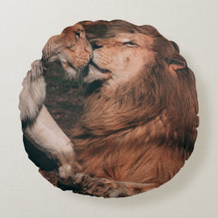 COJÍN REDONDO LEÓN EN ROCK MARRÓN
