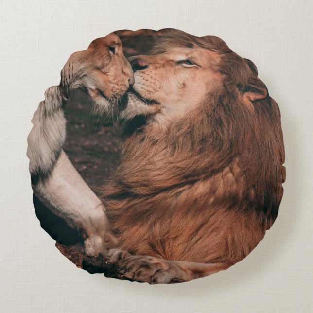 COJÍN REDONDO LEÓN EN ROCK MARRÓN (Anverso)