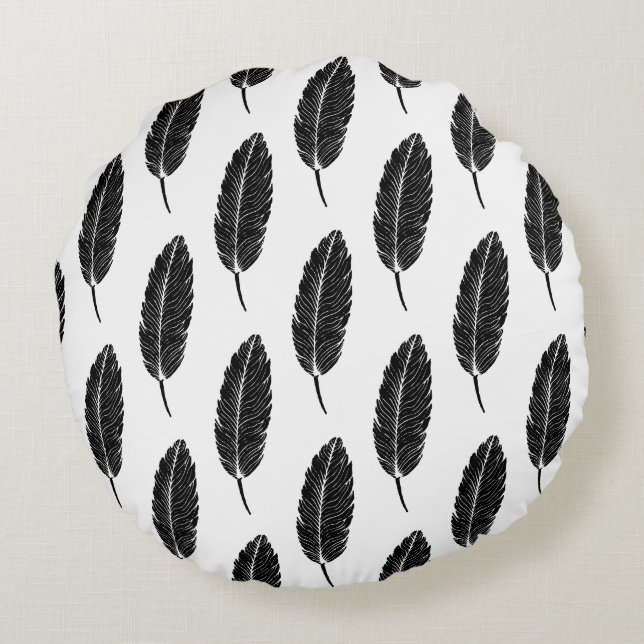 Cojín Redondo Linocut de plumas rusticas en blanco y negro (Reverso)