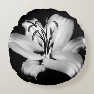 Cojín Redondo Lirio plateado: Elegancia floral monocroma.