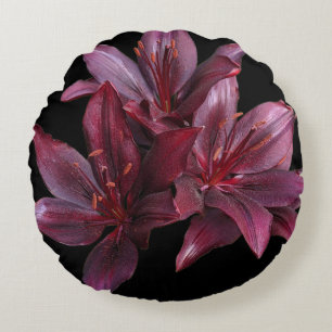 Cojín Redondo Lirios Asiáticos Rojo Oscuro sobre Floral Negro