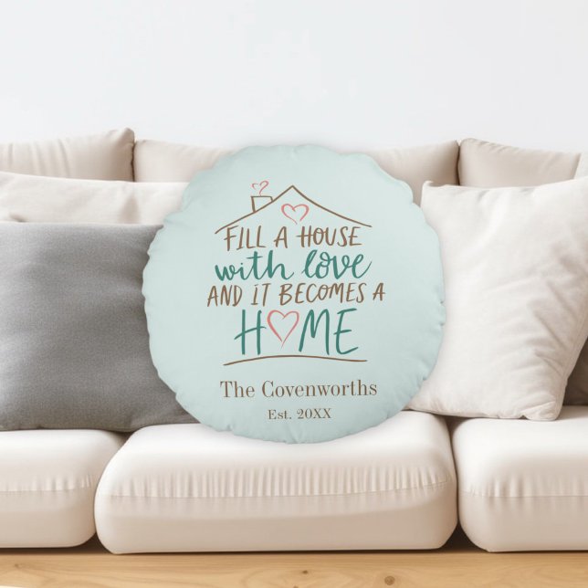 Cojín Redondo Lleno de amor Personalizable calentamiento de la c (Filled with Love Housewarming Round Pillow)