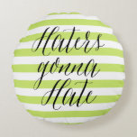 Cojín Redondo Los odiadores odiarán | Pillow de caligrafía moder<br><div class="desc">Una almohada divertida con un guión moderno de caligrafía y un patrón de rayas. Otras citas y artículos similares se pueden encontrar en mi tienda. "Los odiadores odiarán"</div>