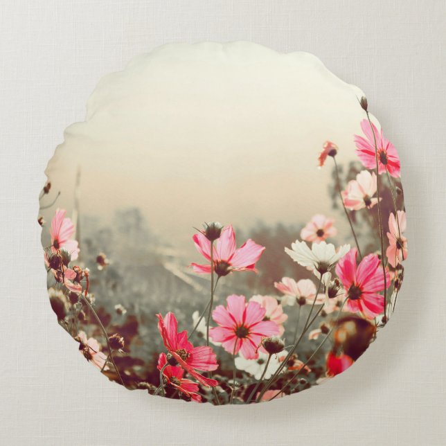 Cojín Redondo Luz matutina, cosmos rosados florecientes. (Anverso)