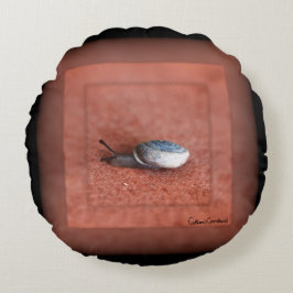 Cojín Redondo Macrofotografía del caracol en Terracota