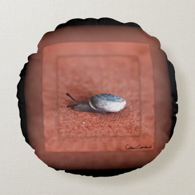 Cojín Redondo Macrofotografía del caracol en Terracota (Anverso)