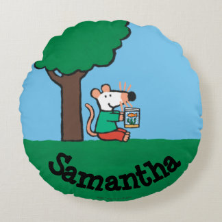 Cojín Redondo Maisy lee su libro de la biblioteca afuera