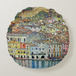 Cojín Redondo Malcesine en el lago Garda por Gustav Klimt<br><div class="desc">Malcesine en el lago de Garda (1913) de Gustav Klimt es una pintura de estilo Art Nouveau de la época victoriana. Bonitas vistas de la ciudad italiana de Malcesine, con edificios y casas a orillas del puerto. Las casas y botes arrojan una reflexión en el agua tranquila. Se pueden ver...</div>