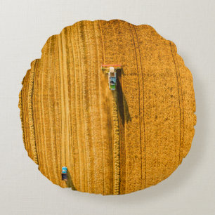 Cojín Redondo Máquina cosechadora trabajando en campo. Combinar 