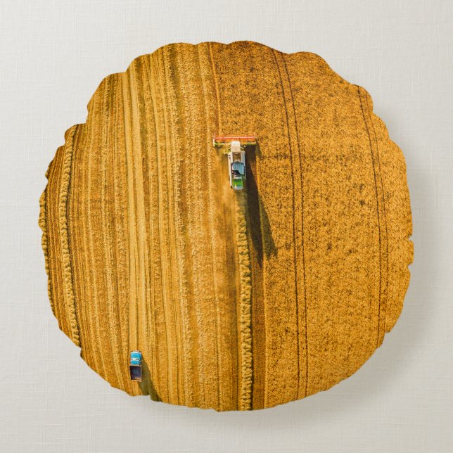Cojín Redondo Máquina cosechadora trabajando en campo. Combinar  (Anverso)