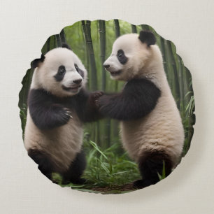 Cojín Redondo Maravillas Caprichosas: Pandas Bebés Juegan en el 