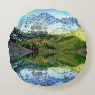 Cojín Redondo Maroon Bells reflejándose en el lago Maroon