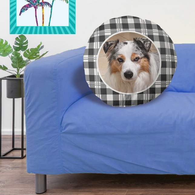 Cojín Redondo Mascota eterno foto Búfalo gris oscuro retratado a (Buffalo Plaid Dark Gray and Buttercream Photo Round Pillow)