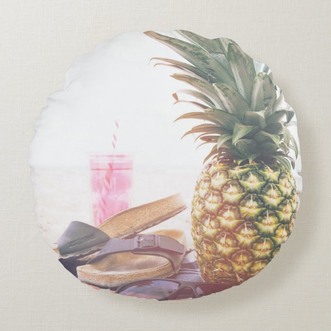 Cojín Redondo Minimalist photography of pineapple near sandals a (Anverso)
