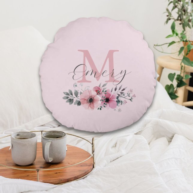 Cojín Redondo Moda botánica acuarela rosa monograma floral (Botanical chic pink watercolor floral monogram round pillow)