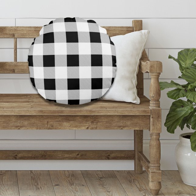 Cojín Redondo moda rústica de granja de yeso negro y blanco (rustic farmhouse chic black and white plaid round pillow)
