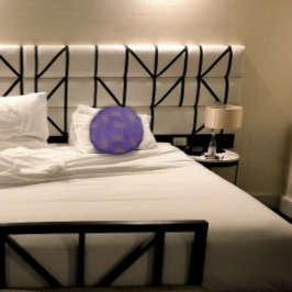 Cojín Redondo Modalidad de hojas verdes amarillas lavanda almoha