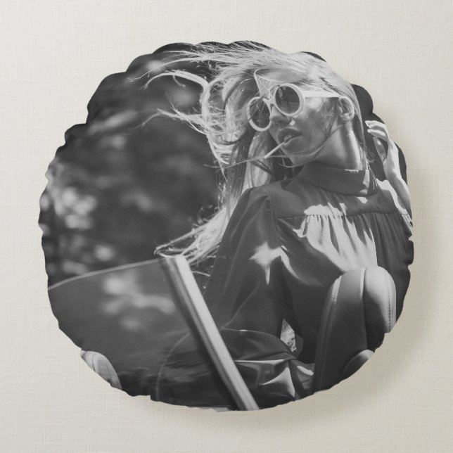 Cojín Redondo Modern Life Luxury Chica Driver (Anverso)